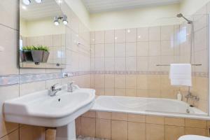 Koupelna v ubytování Landure by Homie + 32 fotografií