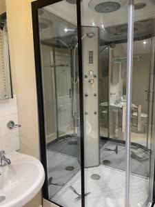 une salle de bains avec douche, toilettes et lavabo dans l'établissement Wayside , 3 bed , 2 bath charming house close to Lincoln, à Lincoln 44 autres photos