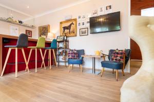 Telewizja i/lub zestaw kina domowego w obiekcie Das Jedermann Boutiquehotel mit Stadtgarten