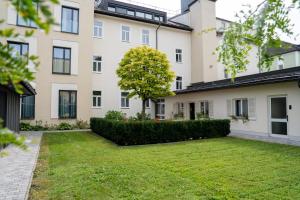zewnętrzny widok na budynek z dziedzińcem w obiekcie Das Jedermann Boutiquehotel mit Stadtgarten w mieście Salzburg