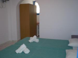 Cama ou camas em um quarto em Maria's Kouka Pension