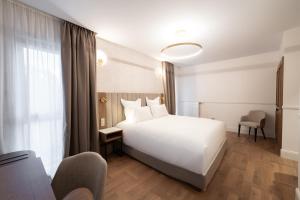 Postel nebo postele na pokoji v ubytování Hôtel Margaux + 26 fotografií