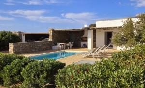 Bazén v ubytovaní Paros Afrodite Luxury Villas alebo v jeho blízkosti