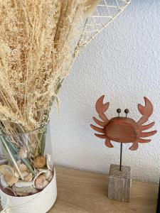 a drawing of a crab on a wall at Les SARDINES BLEUES pour 2 à 4 vacanciers in Carnac +21 photos