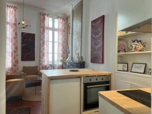 una cucina con fornelli e piano di lavoro di LA SUITE - Appartement Centre Historique a Montpellier