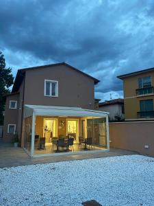 una casa con grandi porte in vetro e un patio di B&B Piccola Stella a Pisa