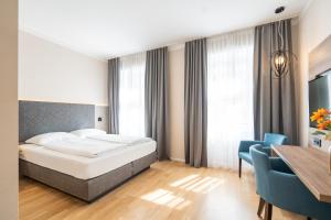 Łóżko lub łóżka w pokoju w obiekcie Das Jedermann Boutiquehotel mit Stadtgarten