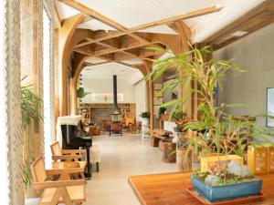 Patio Spring Holiday Inn -- Free round trip pick-up service --Panoramic view of Tianmen Mount的电视和/或娱乐中心