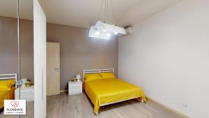 スカンディッチにあるDeledda Apartment by Florence Sweet Homesのベッドルーム1室(黄色のベッド1台付) +4枚の写真