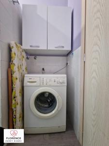 スカンディッチにあるDeledda Apartment by Florence Sweet Homesの小さな部屋に洗濯機と乾燥機があります。