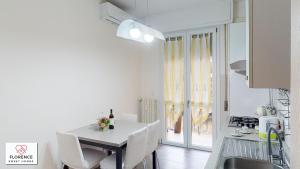スカンディッチにあるDeledda Apartment by Florence Sweet Homesの白いダイニングルーム(テーブル、白い椅子付)