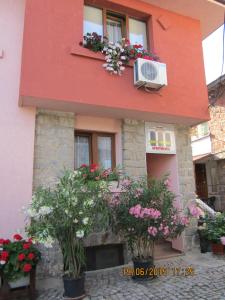 un edificio con flores delante en Guesthouse Olimp, en Sozopol