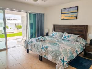 Postel nebo postele na pokoji v ubytování Brisas Shores 07 Beachfront Condo, Pool and garden area, Zona Hotelera Cancun + 34 fotografií