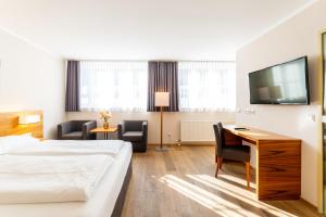Postel nebo postele na pokoji v ubytování Das Jedermann Boutiquehotel mit Stadtgarten