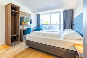 Łóżko lub łóżka w pokoju w obiekcie Das Jedermann Boutiquehotel mit Stadtgarten