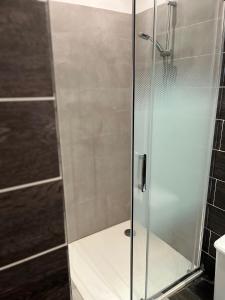 una ducha con puerta de cristal en un baño en T3 moderne et spacieux à BASTIA, en Bastia