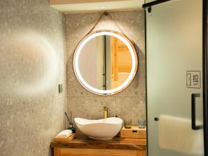 Patio Spring Holiday Inn -- Free round trip pick-up service --Panoramic view of Tianmen Mount的一间浴室
