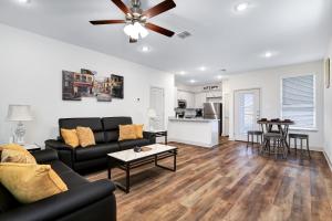 un salon avec un canapé et une table dans l'établissement Retro - A Birdy Vacation Rental, à Von Ormy