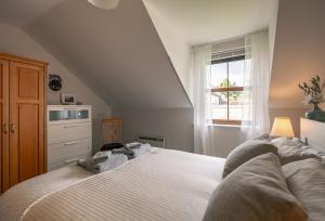 Postel nebo postele na pokoji v ubytování 2 bedroom home in Kenmare with sea views to sleep 4