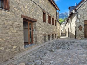 un callejón en un antiguo edificio de piedra en Alojamientos Ruraltena, en Piedrafita de Jaca