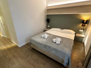 Łóżko lub łóżka w pokoju w obiekcie Hôtel du Nord