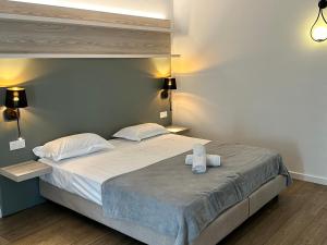 Łóżko lub łóżka w pokoju w obiekcie Hôtel du Nord