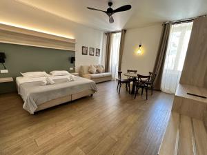 Łóżko lub łóżka w pokoju w obiekcie Hôtel du Nord