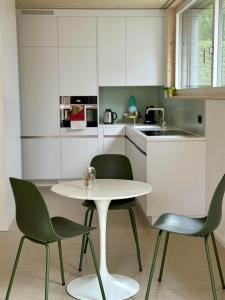 a kitchen with a white table and two chairs at Modernes Appartement "Mayfair" Zürich Balgrist & Spital in Zürich