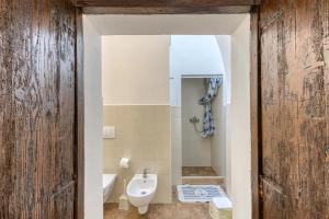 A bathroom at La Corte dei Mille Még 37 kép