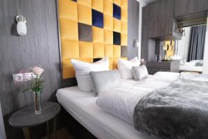 Postel nebo postele na pokoji v ubytování Hotel Kurparkblick