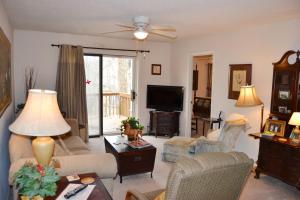Una sala de estar con un sofá y un televisor. en 16 Orantes Place, en Hot Springs Village