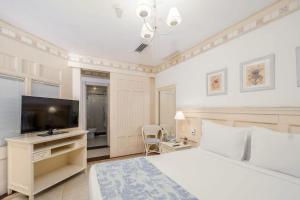 Μια τηλεόραση ή/και κέντρο ψυχαγωγίας στο Campanario Villaggio Resort