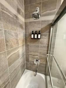 Et badeværelse på Stay Play On Golf Course. Pet Yes