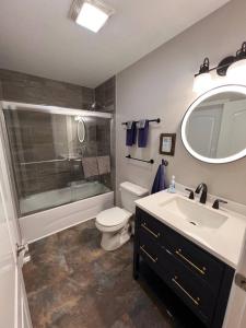 Et badeværelse på Stay Play On Golf Course. Pet Yes + 16 billeder