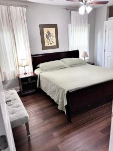 Un dormitorio con una cama grande y dos ventanas. en 5Min Walk to Waterfront. Pet Yes, en Beaufort