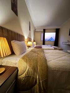 Postel nebo postele na pokoji v ubytování Pyramids moon view inn + 37 fotografií