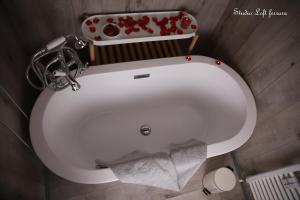 フェラーラにあるSTUDIO LOFT FERRARA centro storico vista castelloのバスルーム(白いバスタブ付)