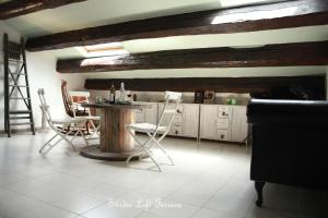 フェラーラにあるSTUDIO LOFT FERRARA centro storico vista castelloの部屋にテーブルと椅子のあるキッチン