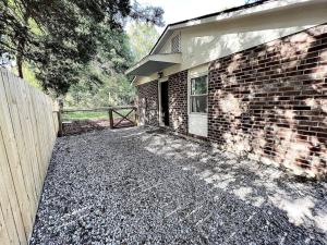 una casa in mattoni con vialetto accanto a un edificio di Quality 4 Four. Pet Yes a Beaufort