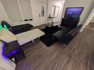 an aerial view of a living room with a television at Pet Friendly Sleeps 9 HighSpeed WiFi 500MBPS Plus in Fresno
