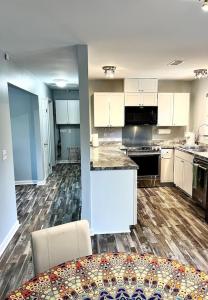 Køkken eller tekøkken på Comfortable Open Space. Pet Yes