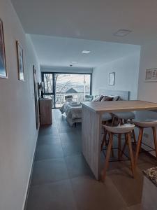 eine Küche mit einer Theke und Stühlen in einem Zimmer in der Unterkunft Gente del Sur - Buena Vista in Ushuaia