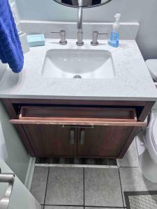 un bagno con lavandino e WC di Quality 4 Four. Pet Yes a Beaufort Altre 30 foto