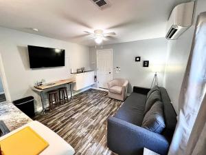 un soggiorno con un divano, un tavolo e una televisione di Quality 4 Four. Pet Yes a Beaufort