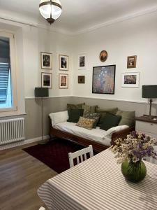 a living room with a couch and a table at Stasera da me in Pisa