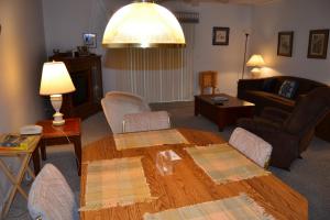 una sala de estar con una mesa y un sofá en 24 Orantes Place, en Hot Springs Village