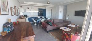 Μια τηλεόραση ή/και κέντρο ψυχαγωγίας στο Luxueux appartement sur la corniche vue sur l Ocean