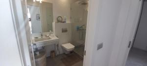 Ένα μπάνιο στο Luxueux appartement sur la corniche vue sur l Ocean +28 φωτογραφίες