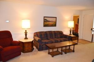 una sala de estar con un sofá y una mesa en 42 Lequita Place, en Hot Springs Village