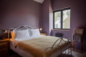 Ένα ή περισσότερα κρεβάτια σε δωμάτιο στο Cusgarne Manor self-catering - adults only